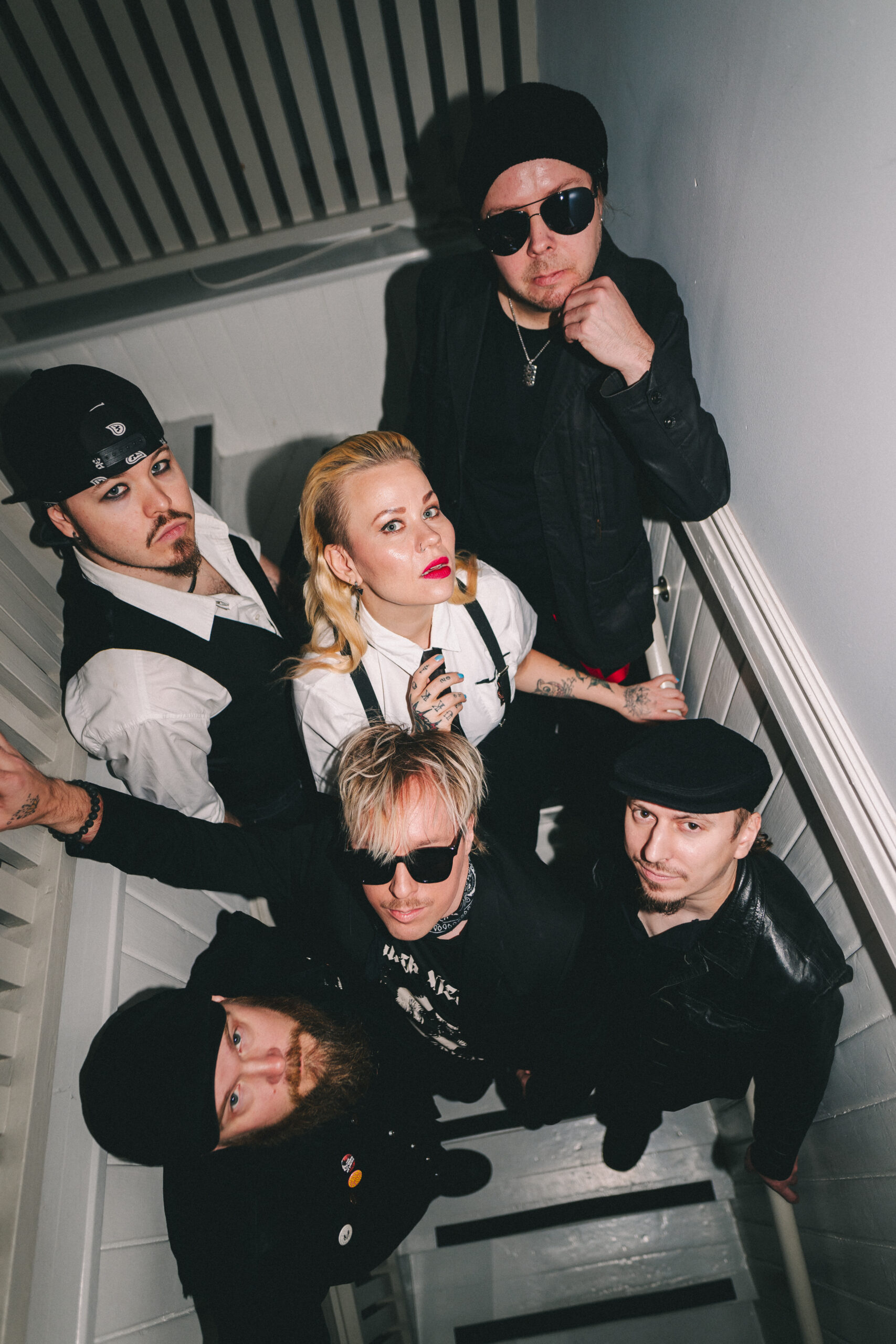 Aino & Hajonneet pysty02